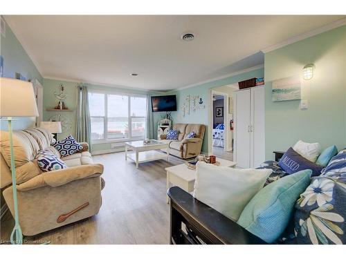 1012 Road 10 W, Conestogo Lake, ON - Indoor Photo Showing Living Room