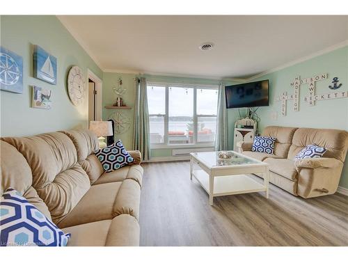 1012 Road 10 W, Conestogo Lake, ON - Indoor Photo Showing Living Room