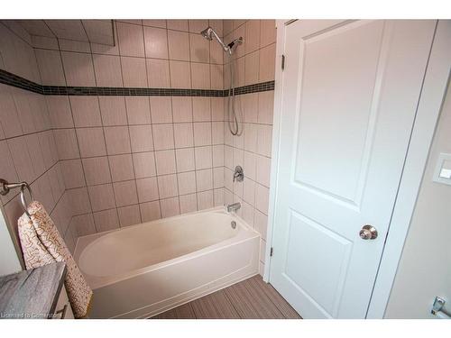 B-489 East Avenue, Kitchener, ON - Indoor Photo Showing Bathroom