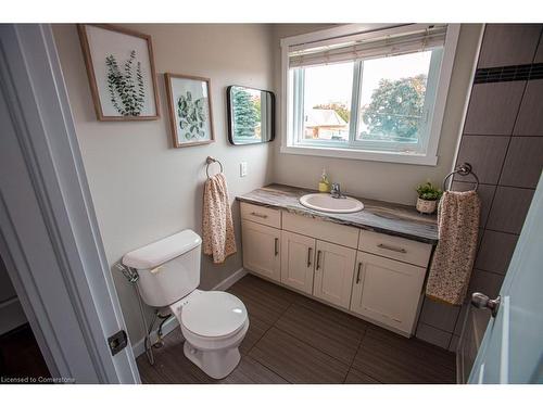 B-489 East Avenue, Kitchener, ON - Indoor Photo Showing Bathroom