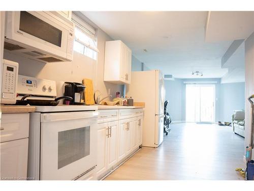 53 Sandwell Court W, Kitchener, ON - Indoor Photo Showing Kitchen