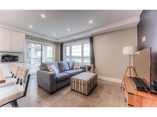 303-249 Grey Silo Road, Waterloo, ON - Indoor Photo Showing Living Room