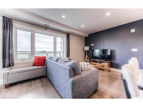 303-249 Grey Silo Road, Waterloo, ON - Indoor Photo Showing Living Room