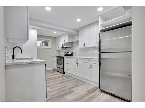 B-38 Lorraine Drive, Cambridge, ON - Indoor Photo Showing Kitchen