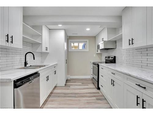 B-38 Lorraine Drive, Cambridge, ON - Indoor Photo Showing Kitchen With Upgraded Kitchen