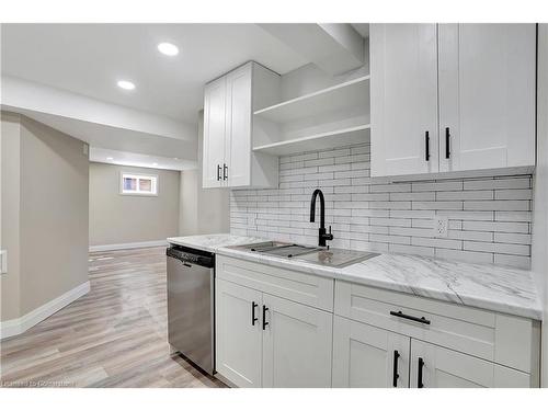 B-38 Lorraine Drive, Cambridge, ON - Indoor Photo Showing Kitchen With Upgraded Kitchen