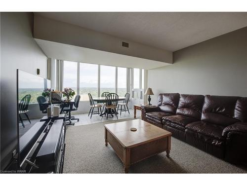 910-237 King Street W, Cambridge, ON - Indoor Photo Showing Living Room