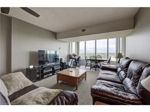 910-237 King Street W, Cambridge, ON - Indoor Photo Showing Living Room