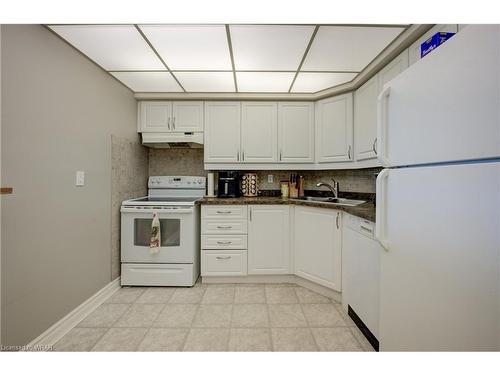 910-237 King Street W, Cambridge, ON - Indoor Photo Showing Kitchen With Double Sink