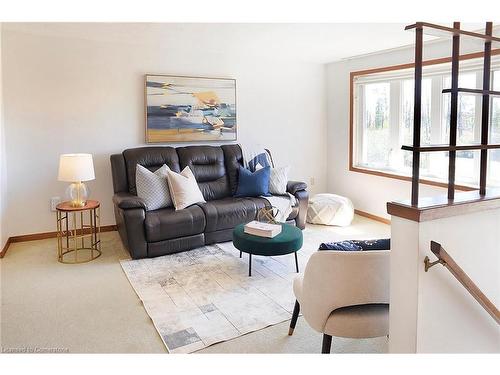 1480 Roseville Road, Cambridge, ON - Indoor Photo Showing Living Room