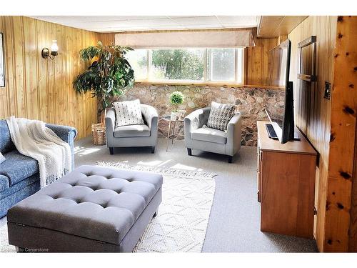 1480 Roseville Road, Cambridge, ON - Indoor Photo Showing Living Room