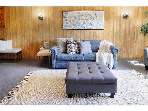 1480 Roseville Road, Cambridge, ON - Indoor Photo Showing Living Room