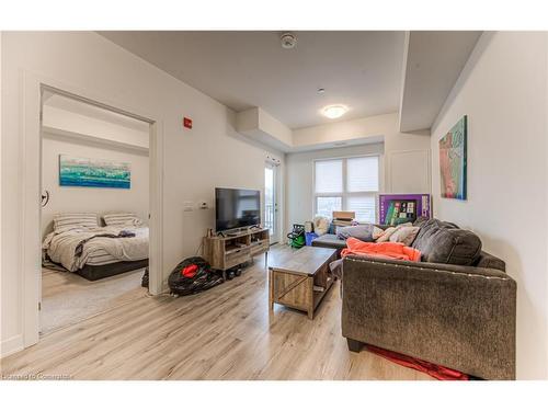 416-110 Fergus Avenue, Kitchener, ON - Indoor Photo Showing Living Room