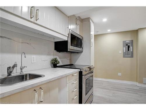 18 Windale Crescent, Kitchener, ON - Indoor Photo Showing Kitchen