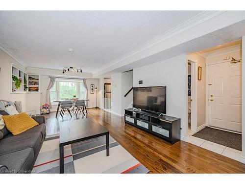 209-360 Waterloo Avenue, Guelph, ON - Indoor Photo Showing Living Room