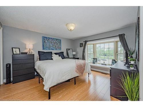 209-360 Waterloo Avenue, Guelph, ON - Indoor Photo Showing Bedroom