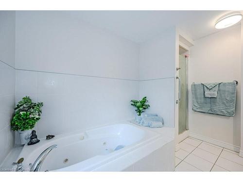 209-360 Waterloo Avenue, Guelph, ON - Indoor Photo Showing Bathroom