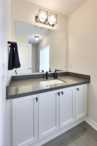 2 Stonehill Avenue E, Kitchener, ON - Indoor Photo Showing Bathroom