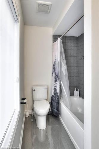 2 Stonehill Avenue E, Kitchener, ON - Indoor Photo Showing Bathroom