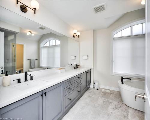 2 Stonehill Avenue E, Kitchener, ON - Indoor Photo Showing Bathroom