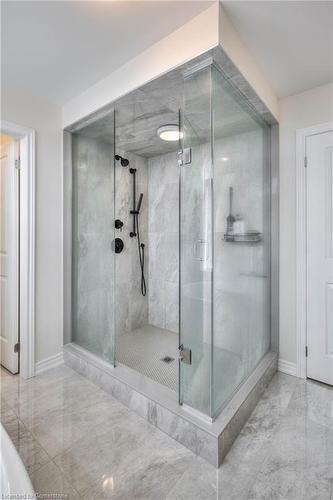 2 Stonehill Avenue E, Kitchener, ON - Indoor Photo Showing Bathroom