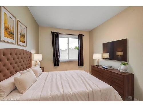 266 Blackhorne Drive, Kitchener, ON - Indoor Photo Showing Bedroom