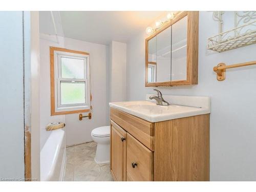 20 Elmwood Avenue, Cambridge, ON - Indoor Photo Showing Bathroom