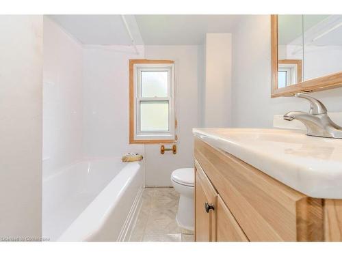 20 Elmwood Avenue, Cambridge, ON - Indoor Photo Showing Bathroom