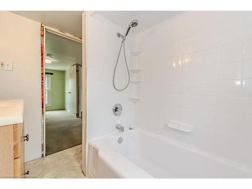 20 Elmwood Avenue, Cambridge, ON - Indoor Photo Showing Bathroom