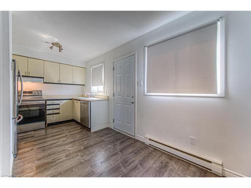 3-400 Springbank Avenue N, Woodstock, ON - Indoor Photo Showing Kitchen