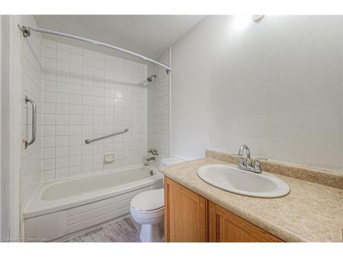 3-400 Springbank Avenue N, Woodstock, ON - Indoor Photo Showing Bathroom