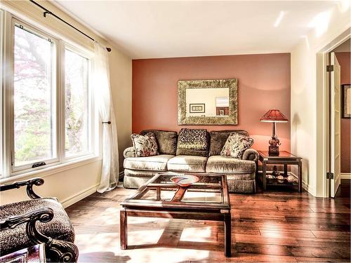 460 Drake Circle, Waterloo, ON - Indoor Photo Showing Living Room