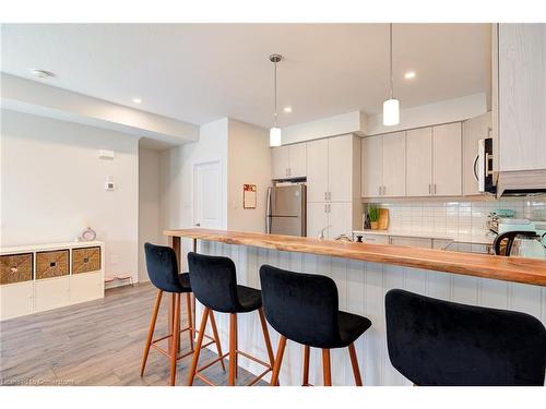 32-51 Sparrow Avenue, Cambridge, ON - Indoor Photo Showing Kitchen With Upgraded Kitchen