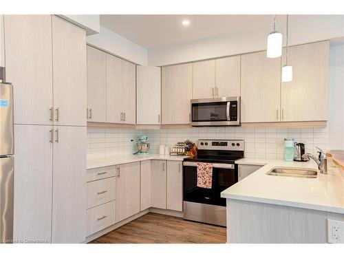 32-51 Sparrow Avenue, Cambridge, ON - Indoor Photo Showing Kitchen With Double Sink