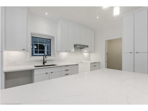 Lot 15-900 Nathalie Court, Kitchener, ON - Indoor Photo Showing Kitchen With Upgraded Kitchen