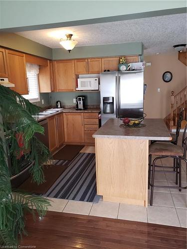 39 Peach Blossom Crescent, Kitchener, ON - Indoor Photo Showing Kitchen