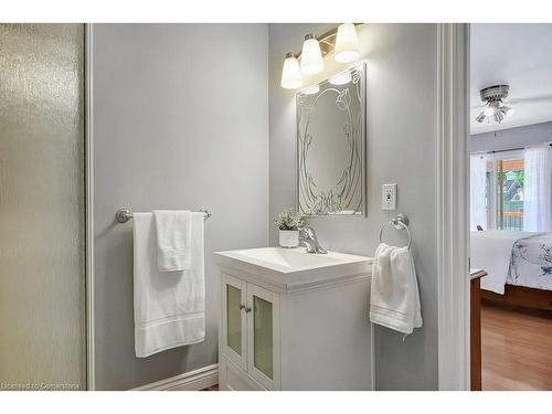 17 Liberty Drive, Cambridge, ON - Indoor Photo Showing Bathroom