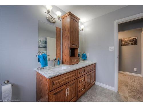 99 Bluerock Crescent, Cambridge, ON - Indoor Photo Showing Bathroom