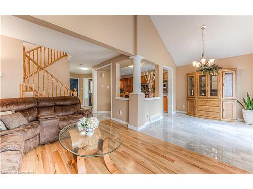 182 Hollyridge Crescent, Kitchener, ON - Indoor Photo Showing Living Room