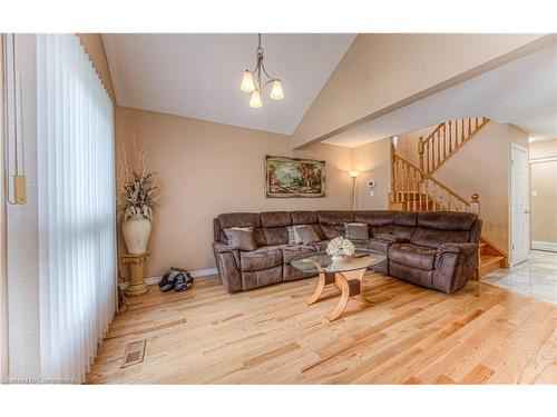 182 Hollyridge Crescent, Kitchener, ON - Indoor Photo Showing Living Room