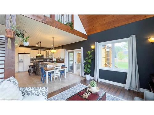 4097 Riverside St Street, Millbank, ON - Indoor Photo Showing Living Room