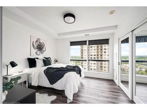 1710-330 Ridout Street N, London, ON - Indoor Photo Showing Bedroom