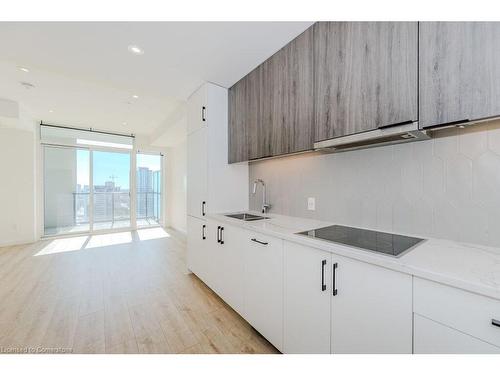 1706-741 King Street W, Kitchener, ON - Indoor Photo Showing Kitchen