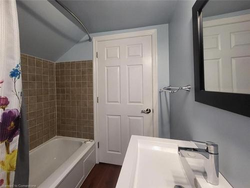 37 Elmwood Avenue, Cambridge, ON - Indoor Photo Showing Bathroom