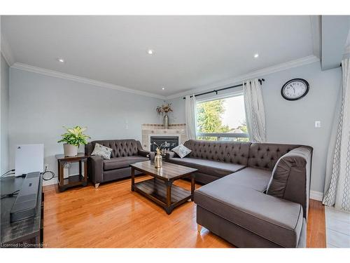 102 Flaherty Drive, Guelph, ON - Indoor Photo Showing Living Room