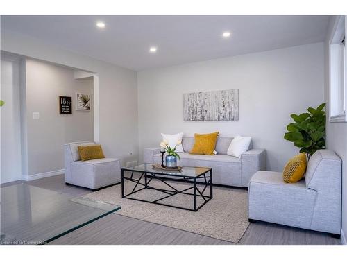 69 Clarke Street N, Woodstock, ON - Indoor Photo Showing Living Room