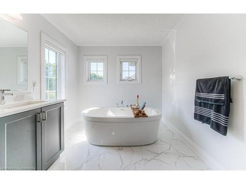 280 Chokecherry Crescent, Waterloo, ON - Indoor Photo Showing Bathroom