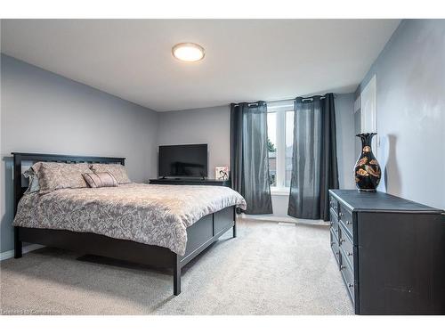 1-505 Oakvale Drive, Waterloo, ON - Indoor Photo Showing Bedroom