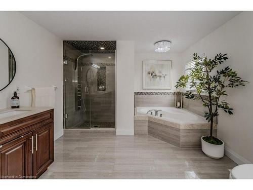 517 Peach Blossom Court, Kitchener, ON - Indoor Photo Showing Bathroom