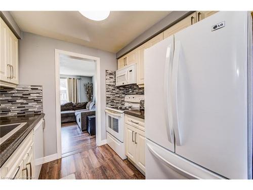 16-235 Ferguson Avenue, Cambridge, ON - Indoor Photo Showing Kitchen With Upgraded Kitchen